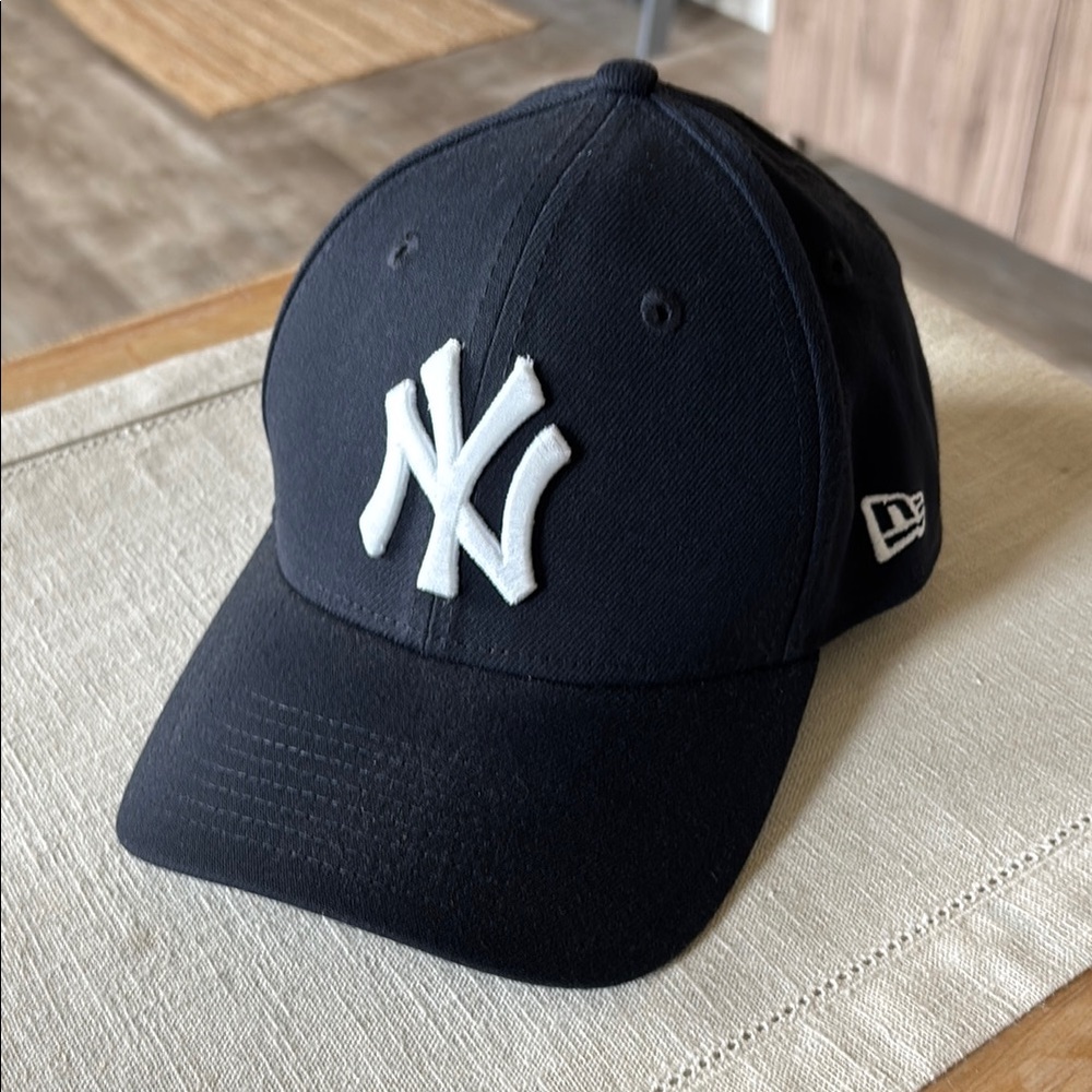 New Era NY yankees Navy Blue Cap with White Logo. Small/medium. Unisex/men